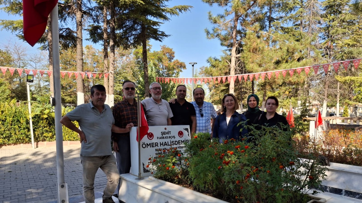 15 Temmuz Kahramanı Şehit Ömer Halisdemir'in Kabir Ziyareti