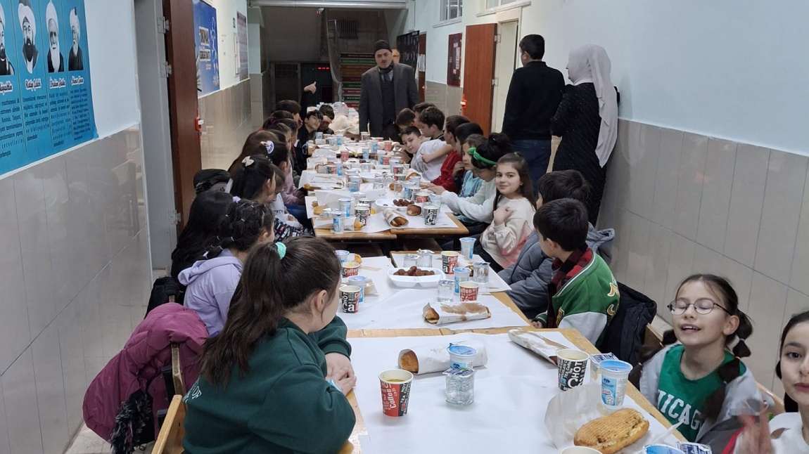 İyilik timleri öğretmenleriyle iftarda buluştu.