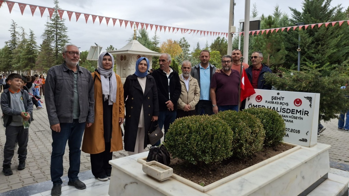 KAHRAMAN ŞEHİT ASTSUBAY KIDEMLİ BAŞÇAVUŞ ÖMER HALİSDEMİR'İN KABİR ZİYARETİ